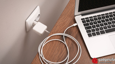 Ноутбук работает только от зарядки и выключается без сети: причины и решение