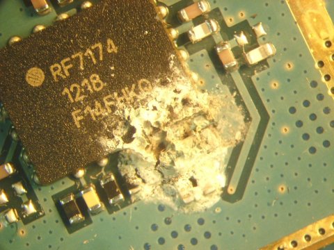 Я уронил любимый телефон в маленькую лужу.