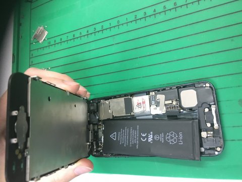 Отходит дисплей у айфона .