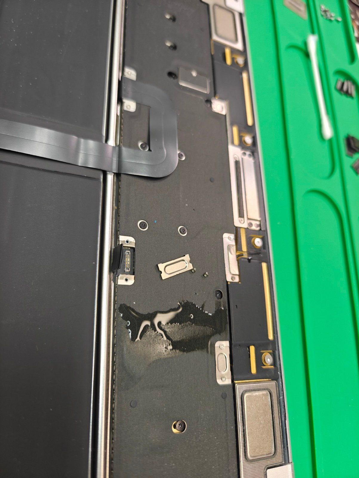 Следы электрохимической коррозии на плате MacBook после залития