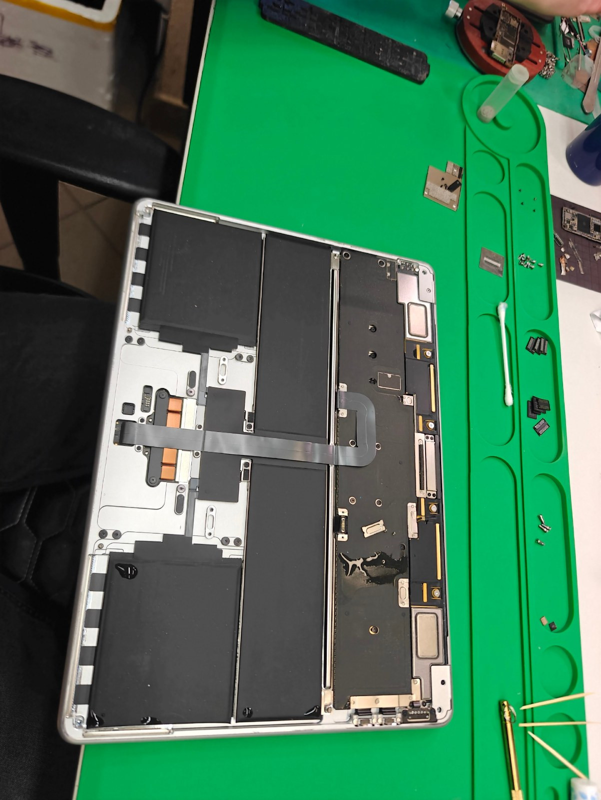 MacBook со снятой нижней крышкой после залития жидкостью